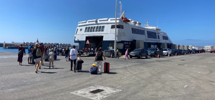 Przepłynąłem Gibraltar promem z Hiszpanii do Maroka. Dzielę się szczegółami na temat ceny, szybkości podróży i poziomu komfortu