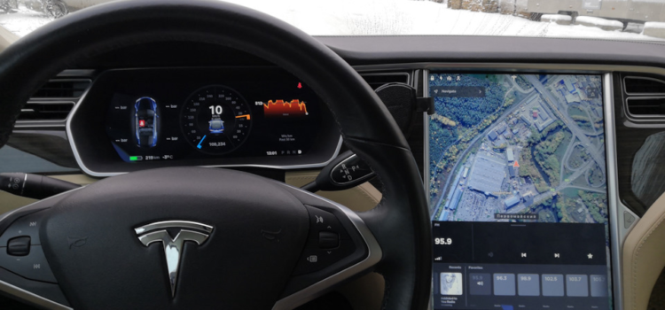 Tesla Model S: Internet nie działa – przyczyna, wymiana karty SIM i rozwiązanie